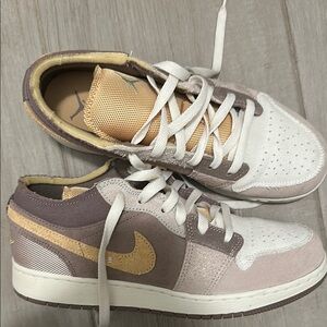 Nike Cream and Tan Sneakers Air jordan 1